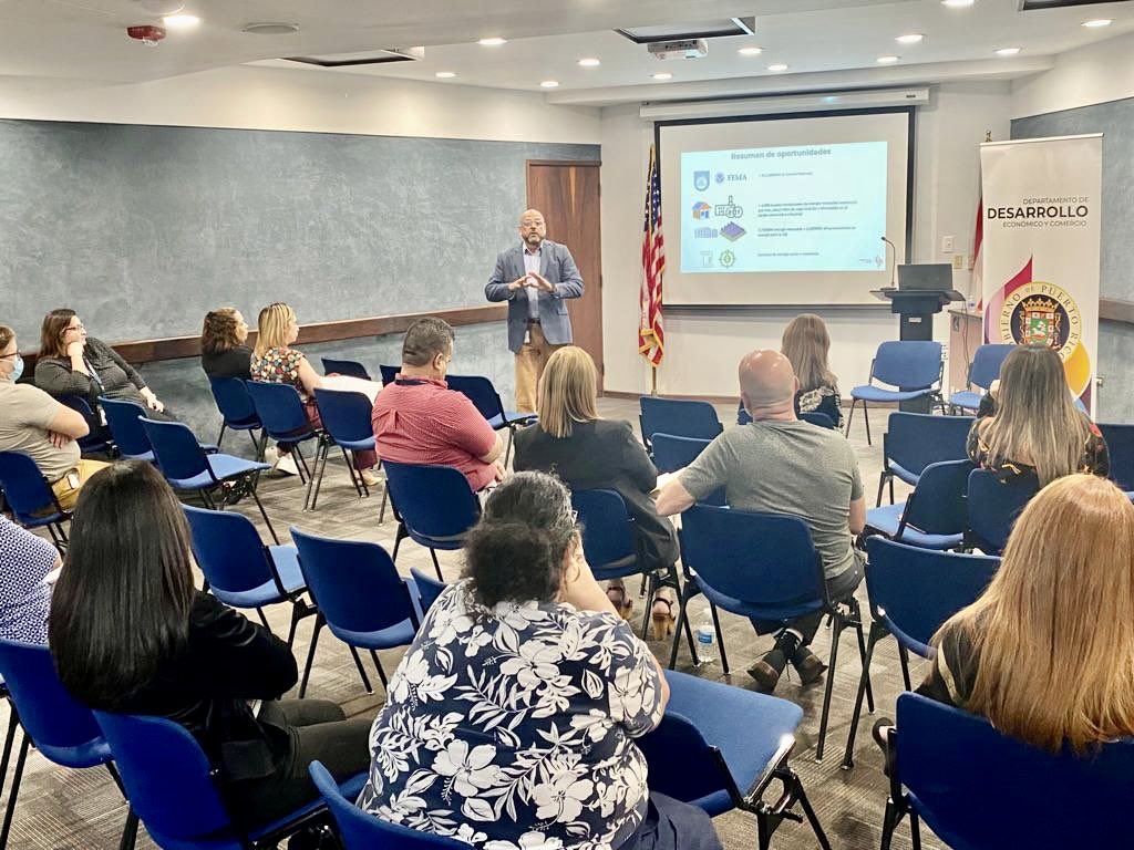 El cambio comienza desde la casa, empleados del <a href="/ddecpr/">DDEC Puerto Rico</a>, recibieron una charla informativa sobre eficiencia energética y ahorro de energía por Carlos Tejera, director del Programa de Energía, Para recibir esta charla en tu lugar de trabajo contáctanos a energydirector@ddec.pr.gov