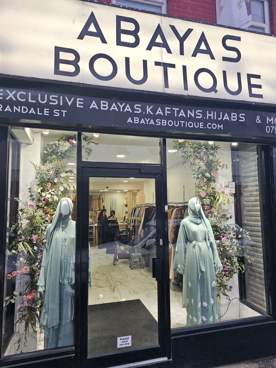 therosemist's tweet photo. Abayas Boutique x Rose Mist - floral installation for their Ramadan and Eid collection. #floralinstalation #shopflowers https://t.co/bsSIk3cJHu