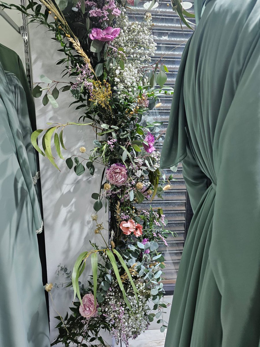 therosemist's tweet photo. Abayas Boutique x Rose Mist - floral installation for their Ramadan and Eid collection. #floralinstalation #shopflowers https://t.co/bsSIk3cJHu