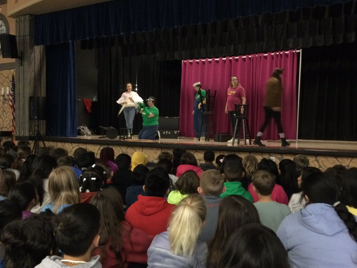 KnoxESKnights's tweet photo. Elm Street Rep Tour makes our students writing come to life with their improv! @CcsdMedia #GetCCSDReading https://t.co/xIq7672Znx