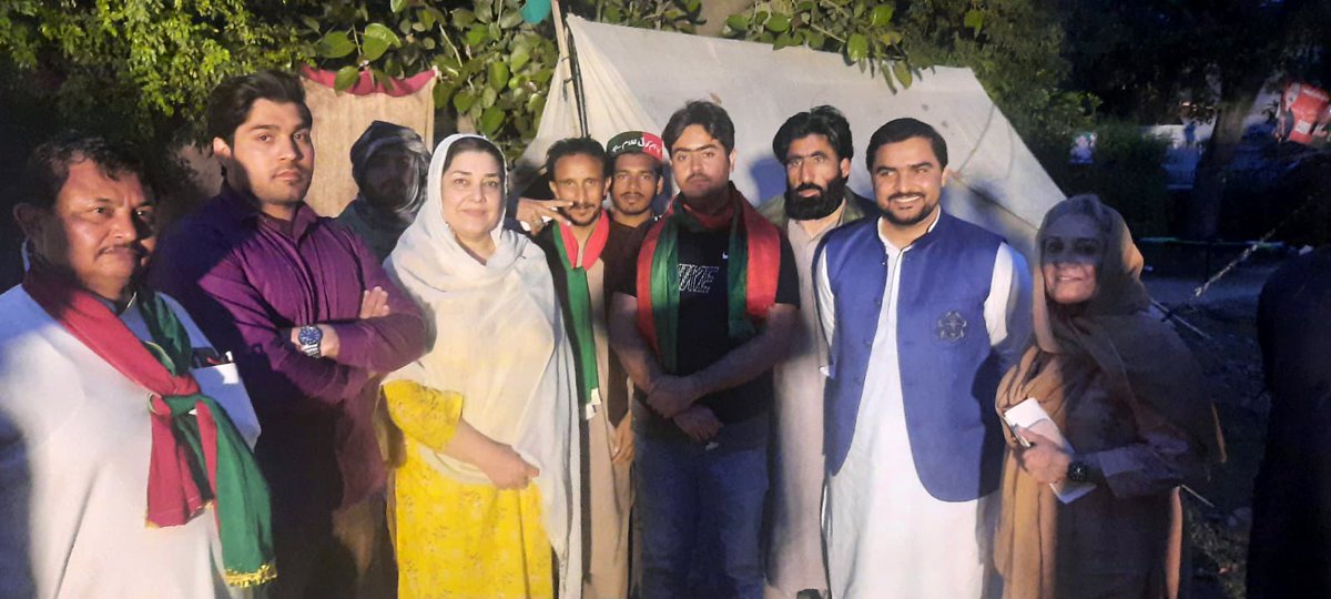 ZilleHumaPTI's tweet photo. #Zaman_Park_Lahore 
سبق ایم این ایز، ایم پی ایز اور سیاسی کارکنان کے ہمراہ کچھ خوشگوار لمحات۔ ان سب نے ہمارے لیڈر کیلئے اپنے گھر بار اور دن رات کو قربان کیا ہے۔ ان سب کی محنت اور جزبے پر ہم سب کو فخر ہے۔ انشاالاہ اگلے وزیراعظم @ImranKhanPTI  ہی ہونگے https://t.co/qmo87mIMyf