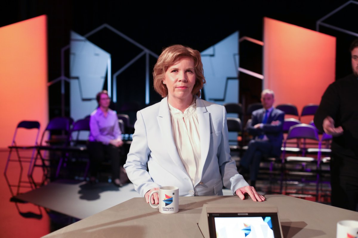 Kiitos aikaisempien sukupolvien, Suomella on monia vahvuuksia. Mutta olen varma, että pystymme parempaan. Kehitämme yhdessä Suomen vahvuuksia ja korjaamme heikkouksia. 
- <a href="/anna_maja/">Anna-Maja Henriksson</a> Henriksson Ylen vaalitentissä
#eduskuntavaalit2023 #puheenjohtajatentti