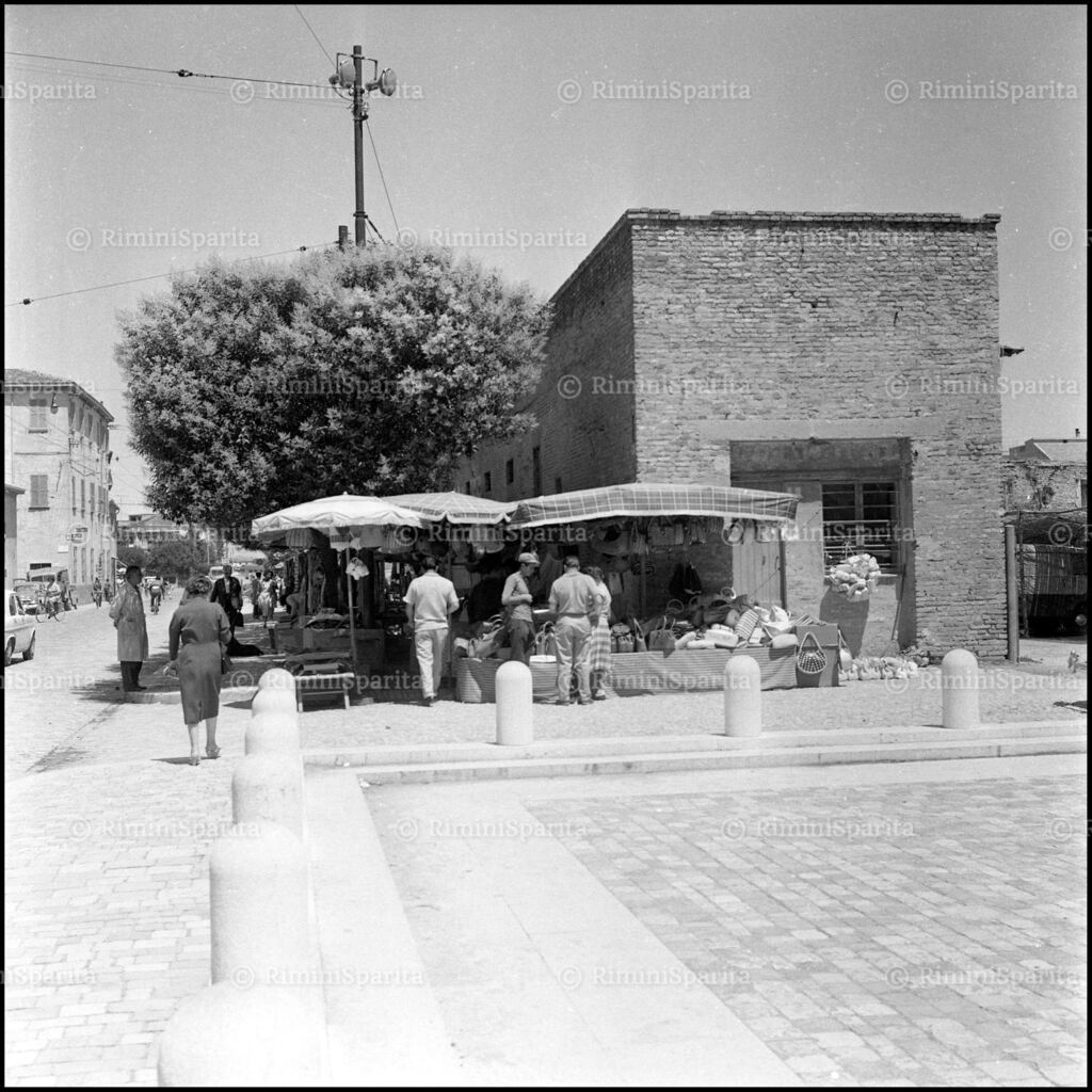 'Il nonno del mercato' 😎☀
.
 #tempiomalatestiano #riminilifestyle #estate #riminicentro #heritageculture #heritage #bibliotecagambalungarimini #fotodepoca #annisessanta #rivieraromagnola #bibliotecagambalunga #davideminghini #riminisparita #rimini