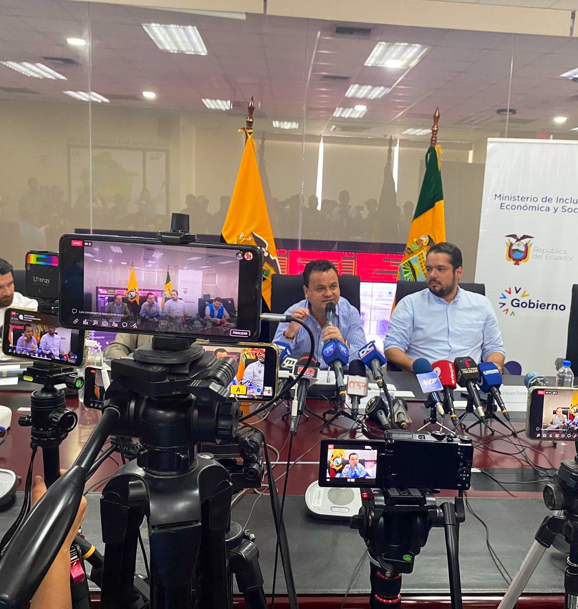 EstebanBernalB's tweet photo. 📍#Machala En #ConversatorioConMedios informamos sobre las acciones que ejecutamos desde @InclusionEc por el sismo del pasado sábado. Cumplimos con la disposición del Presidente @LassoGuillermo y dimos la atención necesaria para proteger y cuidar a grupos vulnerables. https://t.co/ViJ9pxjrLj