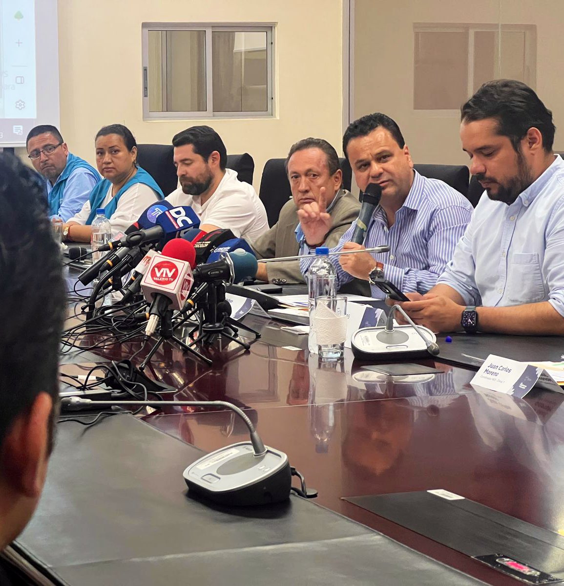 EstebanBernalB's tweet photo. 📍#Machala En #ConversatorioConMedios informamos sobre las acciones que ejecutamos desde @InclusionEc por el sismo del pasado sábado. Cumplimos con la disposición del Presidente @LassoGuillermo y dimos la atención necesaria para proteger y cuidar a grupos vulnerables. https://t.co/ViJ9pxjrLj