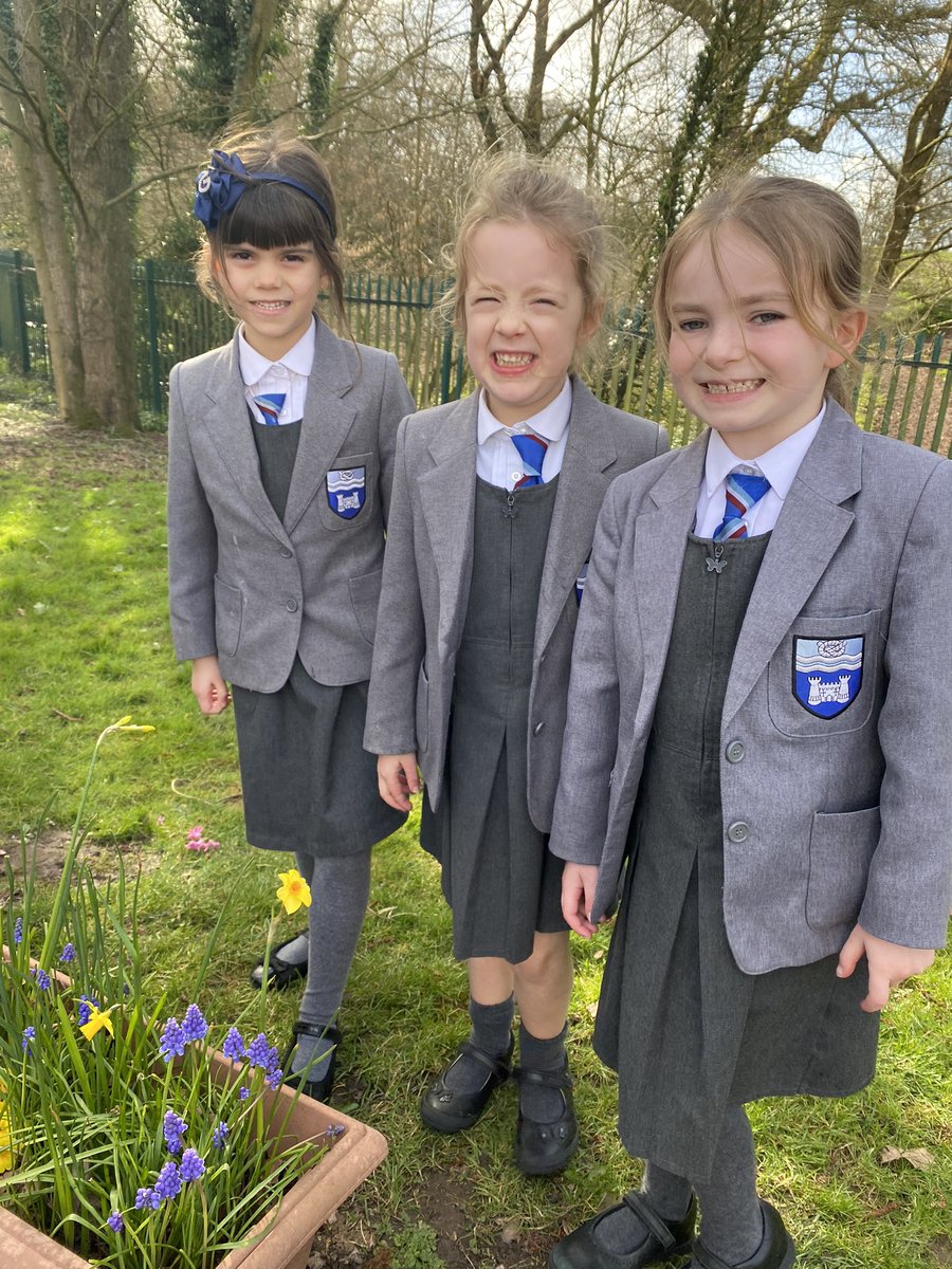 SGSYear1's tweet photo. It was lovely to get outside in the sunshine today with #SGSYear1 and search for signs of spring as part of our science topic #SGSPrep https://t.co/XwMjAT4Vmf