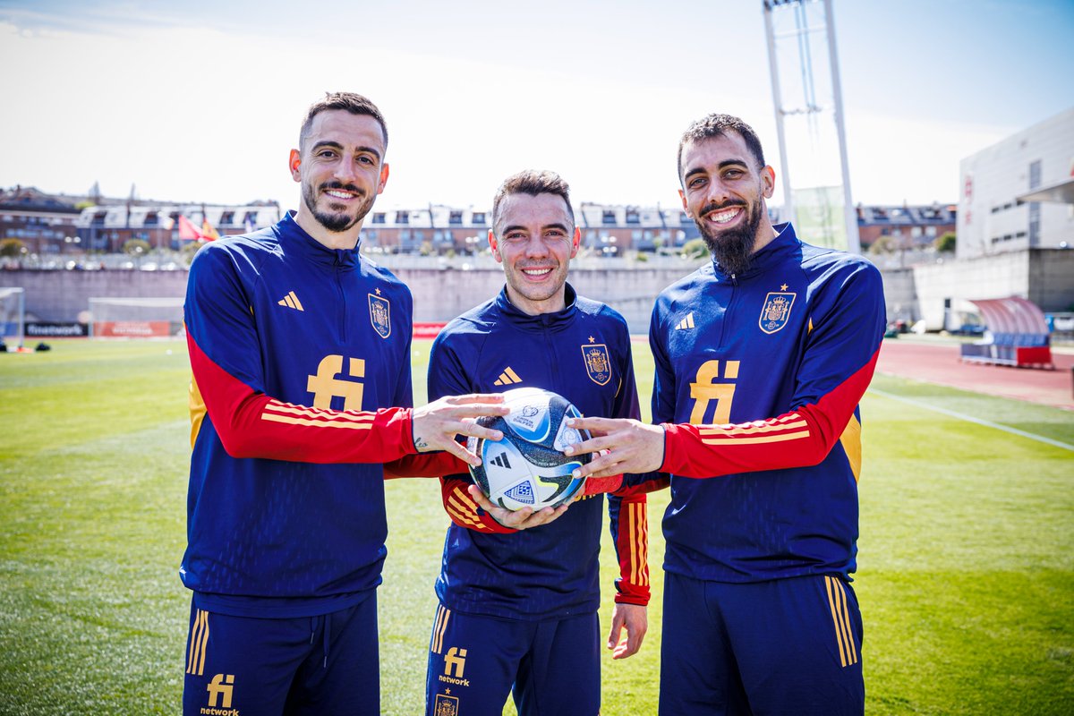 futgal's tweet photo. 📸 Si, temos a 𝐅𝐎𝐓𝐎, en maiúsculas!

💙 De Luis Suárez, Amancio Amaro e Marcelino a @BorjaIglesias9, @aspas10 e @JoseluMato9  

🤩 𝚃𝚁𝙸𝙳𝙴𝙽𝚃𝙴𝚂 para a historia do FÚTBOL GALEGO https://t.co/gkBQZ7RuKG