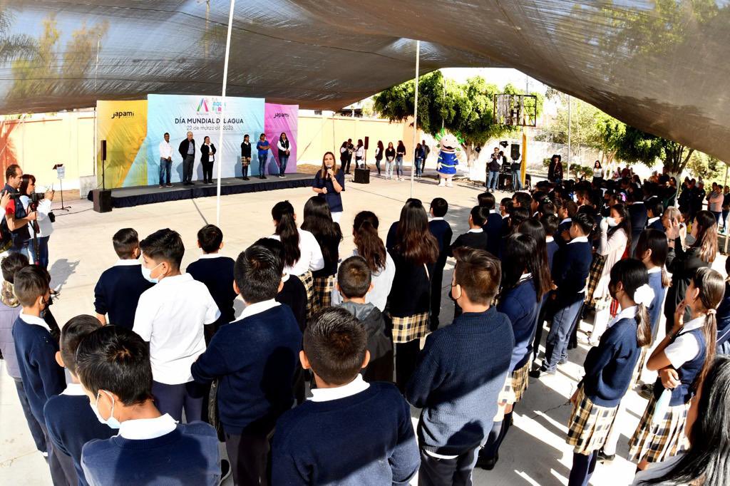 LorenaAlfaroG's tweet photo. Como los piratas debemos cuidar nuestro más grande tesoro: El agua.
En el #DíaMundialDelAgua de una manera muy divertida y junto a #Jappi; le recordamos a los pequeñitos de la primaria Francisco González Bocanegra la importancia de cuidarla en familia y ser un #GuardiánDelAgua. https://t.co/zyGkohg4tm