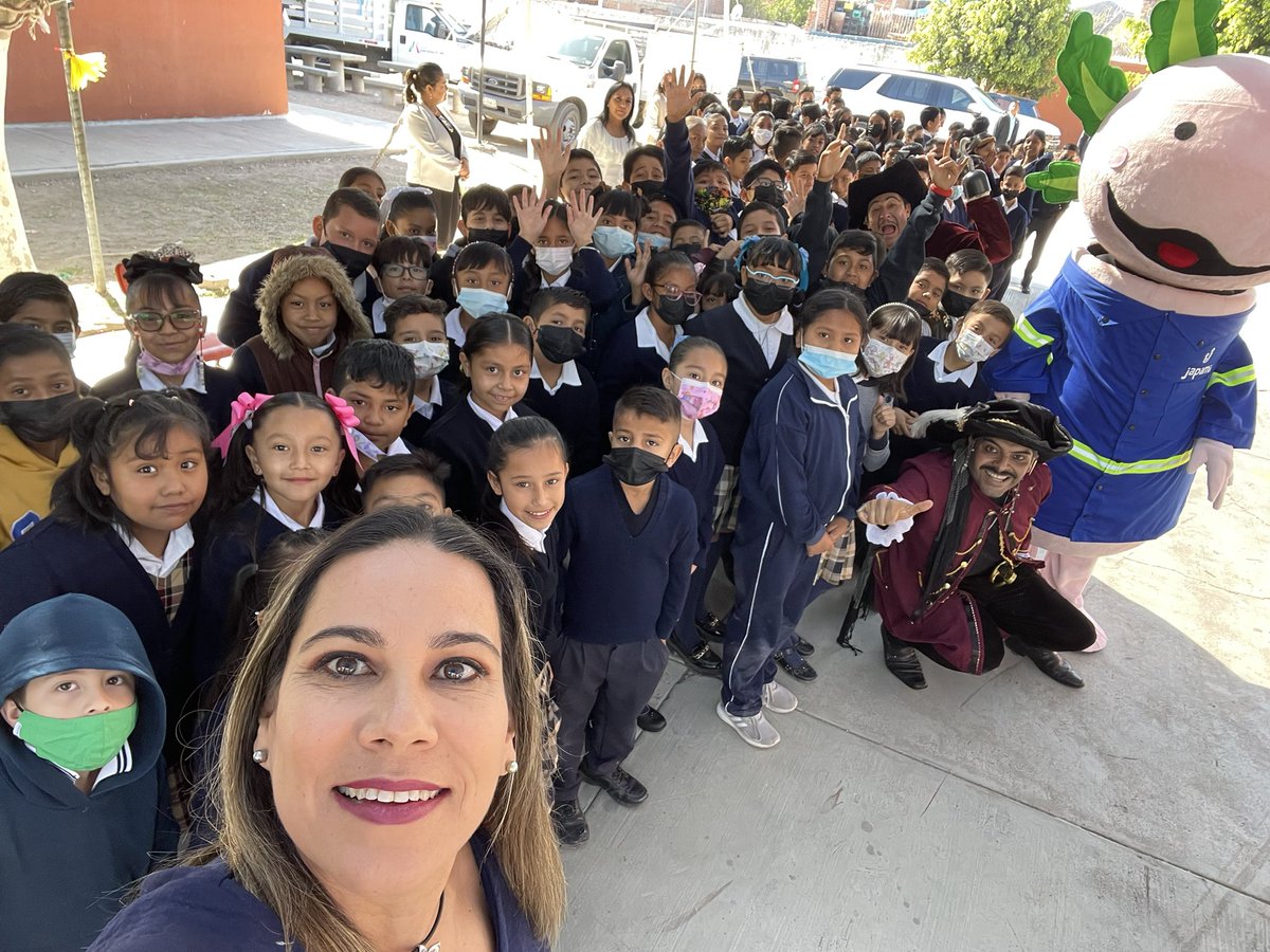 LorenaAlfaroG's tweet photo. Como los piratas debemos cuidar nuestro más grande tesoro: El agua.
En el #DíaMundialDelAgua de una manera muy divertida y junto a #Jappi; le recordamos a los pequeñitos de la primaria Francisco González Bocanegra la importancia de cuidarla en familia y ser un #GuardiánDelAgua. https://t.co/zyGkohg4tm