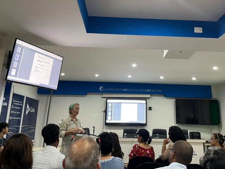 Participa #Hisplacen en la conferencia impartida en la <a href="/Camara_Comercio/">Cámara de Comercio de Cuba</a>, sobre la X edición de EXPO ALADI 2023, mayor evento de promoción que realiza la Asociación Latinoamericana de Integración, el cual sesionará del 2 al 4 de octubre en el <a href="/palacio_cuba/">Palacio de Convenciones de La Habana, Cuba</a>.