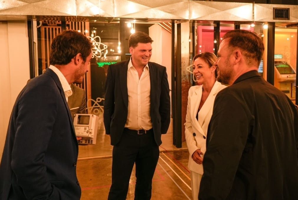 Deitres_SA's tweet photo. Ayer recibimos la visita de @FlaviaRoyon para presentarle el Medidor Inteligente Amiar, diseñado y desarrollado íntegramente en Argentina, y homologado para su uso comercial.
¡Muchas gracias Flavia y equipo por visitarnos! 💡
@Energia_Ar @jmcheppi @ATICMAmdp https://t.co/kiGvgYw3oG