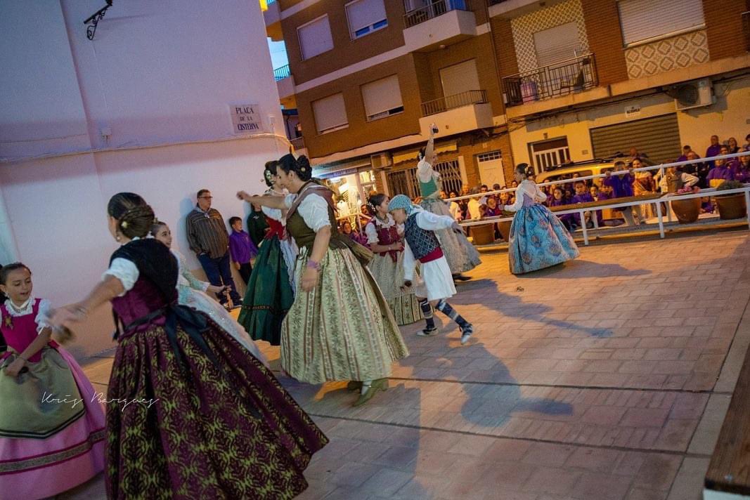 HortFalla's tweet photo. ESTORETA!  Recordar els inicis de les Falles i anar casa per casa arreplegant trastos vells. Amb l'ànim d'organitzar actes nous i potenciar la part més cultural de la nostra festa organitzàrem per primera vegada este passacarrer per la Pobla. https://t.co/nNngJ5BaAg