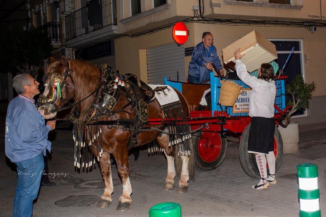HortFalla's tweet photo. ESTORETA!  Recordar els inicis de les Falles i anar casa per casa arreplegant trastos vells. Amb l'ànim d'organitzar actes nous i potenciar la part més cultural de la nostra festa organitzàrem per primera vegada este passacarrer per la Pobla. https://t.co/nNngJ5BaAg