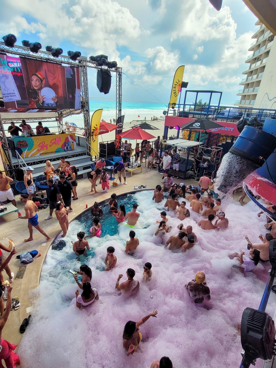CocoBongoShow's tweet photo. ¡Los días se disfrutan más en #CocoBongoBeachParty! 💦😎🎉 ¡Ven a conocer nuestro club de playa en #CANCÚN! Compra tus boletos ahora 👉 https://t.co/ZFBimita43 https://t.co/8daGDpU7G6