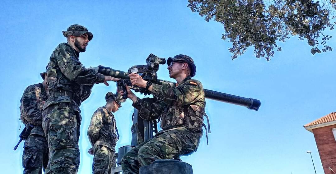 FUTER_ET's tweet image. Los artilleros 💣 de la #BrigadaGuzmanelBueno (el GACA X) reciben la visita de alumnos del Centro de Formación de Tropa n°2 de #Camposoto  #SiempreLejosFuerte #SedFuertesenlaGuerra  🇪🇸