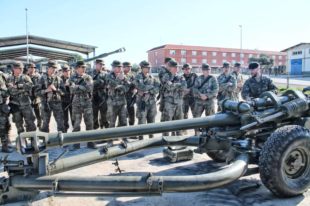 FUTER_ET's tweet image. Los artilleros 💣 de la #BrigadaGuzmanelBueno (el GACA X) reciben la visita de alumnos del Centro de Formación de Tropa n°2 de #Camposoto  #SiempreLejosFuerte #SedFuertesenlaGuerra  🇪🇸