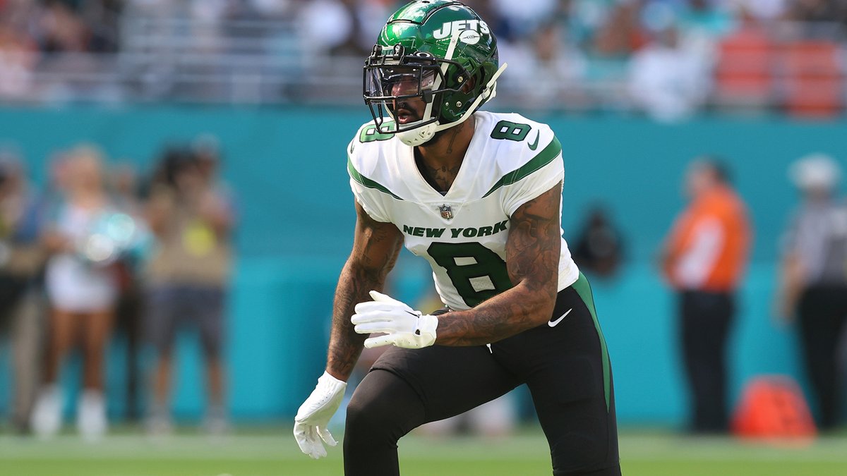 AroundTheNFL's tweet photo. 𝗕𝗥𝗘𝗔𝗞𝗜𝗡𝗚: Jets trading WR Elijah Moore to Browns, per @RapSheet

https://t.co/wTfioQZwE0 https://t.co/ugsk9MCxFy