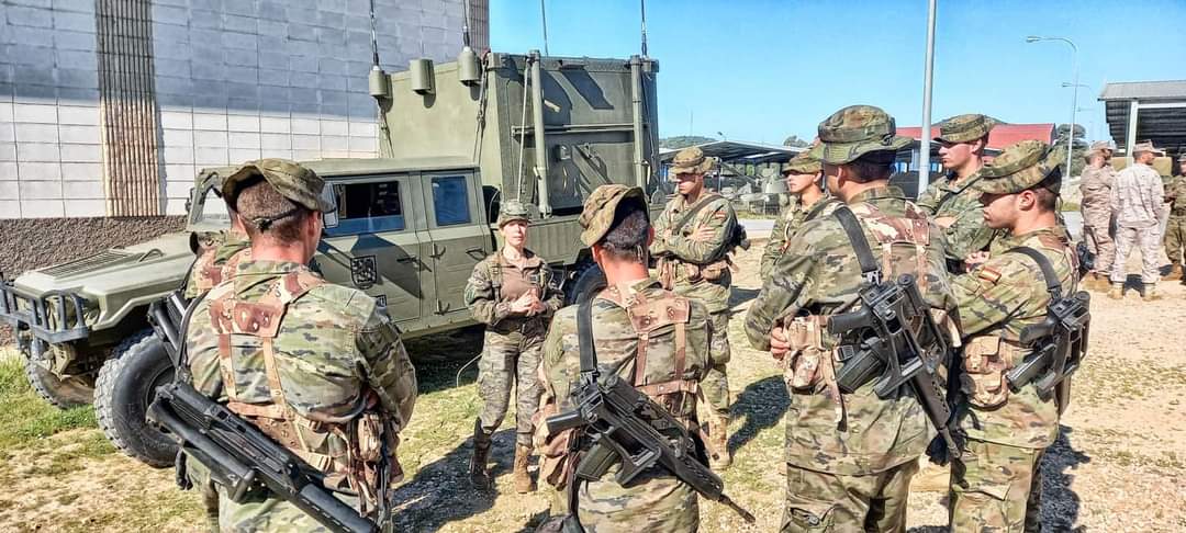 FUTER_ET's tweet image. Los artilleros 💣 de la #BrigadaGuzmanelBueno (el GACA X) reciben la visita de alumnos del Centro de Formación de Tropa n°2 de #Camposoto  #SiempreLejosFuerte #SedFuertesenlaGuerra  🇪🇸