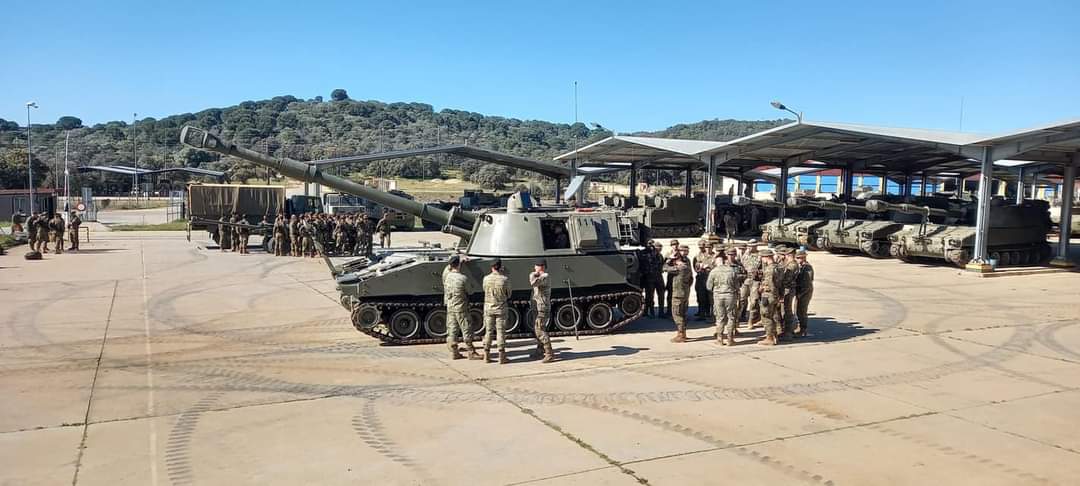 FUTER_ET's tweet image. Los artilleros 💣 de la #BrigadaGuzmanelBueno (el GACA X) reciben la visita de alumnos del Centro de Formación de Tropa n°2 de #Camposoto  #SiempreLejosFuerte #SedFuertesenlaGuerra  🇪🇸