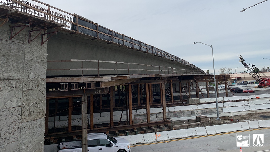 405improvement's tweet photo. This Winter the Warner Avenue and Brookhurst Street bridge superstructures were completed! Following this major milestone, crews removed the bridges’ falsework. 🏗️
#Warner #Brookhurst #Construction #OrangeCounty #OC #405Improvement #CaltransOC https://t.co/xwSSNEec66