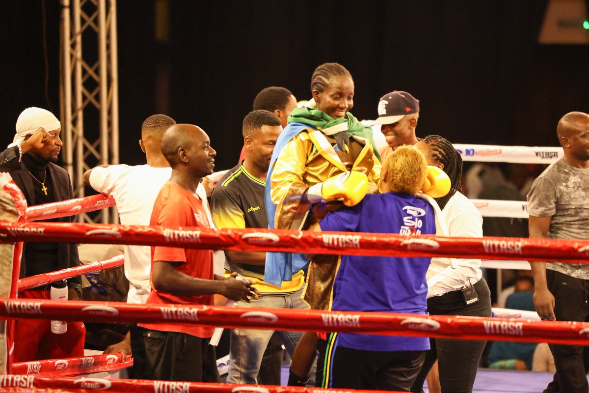 azamtvtz's tweet photo. STUMAI MUKI AMTWANGA CHIMWEMWE BANDA: Bondia Mtanzania Stumai Muki ameibuka mshindi kwa kumchapa kwa pointi Mmalawi, Chimwemwe Banda
Tuko LIVE #AzamSports3HD
#VitasaNight #UsikuWaVitasa #QueenOfBoxing #WomenCrushWednesday #StumaiMukiVsChimwemweBanda #UbungoPlaza https://t.co/ocf0rHQQA7