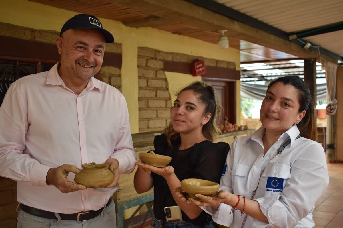RedAdelco's tweet photo. El segundo día del embajador de la @Ueencolombia @GBertrand inicia en Raquira, donde conoce, desde la voz de sus habitantes, su tradición artesanal.
Además, se vivió una experiencia inmersiva en un taller de arcilla y esparto. #ComercioConIdentidadLocal https://t.co/I8GYs6MQsJ