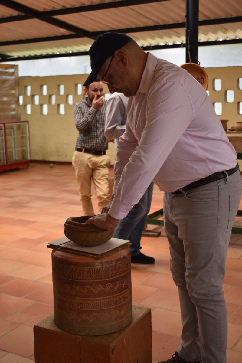 RedAdelco's tweet photo. El segundo día del embajador de la @Ueencolombia @GBertrand inicia en Raquira, donde conoce, desde la voz de sus habitantes, su tradición artesanal.
Además, se vivió una experiencia inmersiva en un taller de arcilla y esparto. #ComercioConIdentidadLocal https://t.co/I8GYs6MQsJ