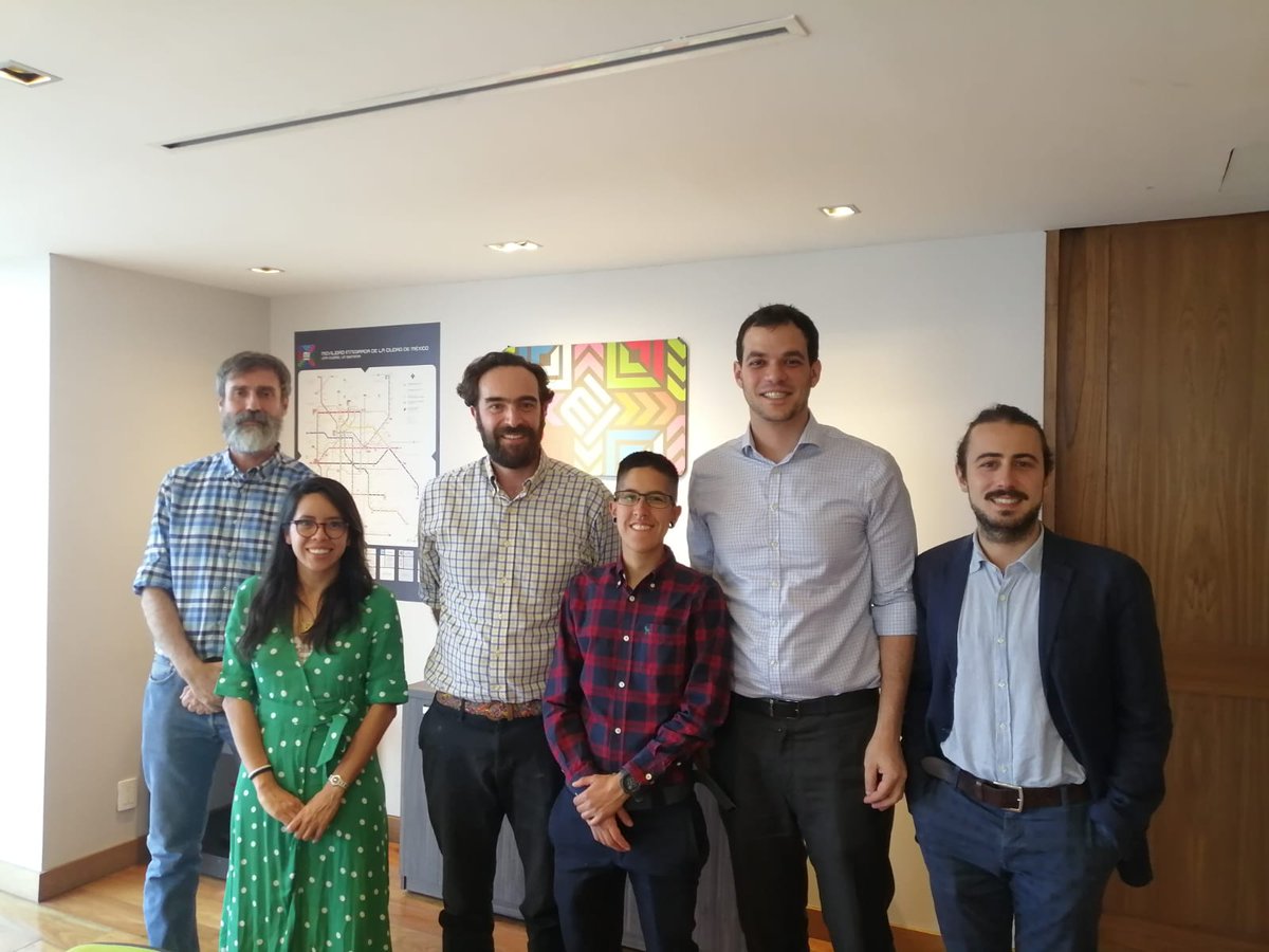 Nos reunimos con equipo del <a href="/c40cities/">C40 Cities</a> para analizar oportunidades de cooperación en temas como electromovilidad, mejoras en la operación de transporte público y modernización del transporte de carga. 

Este intercambio de experiencias contribuyen a tener #MásYMejorMovilidad 🚍