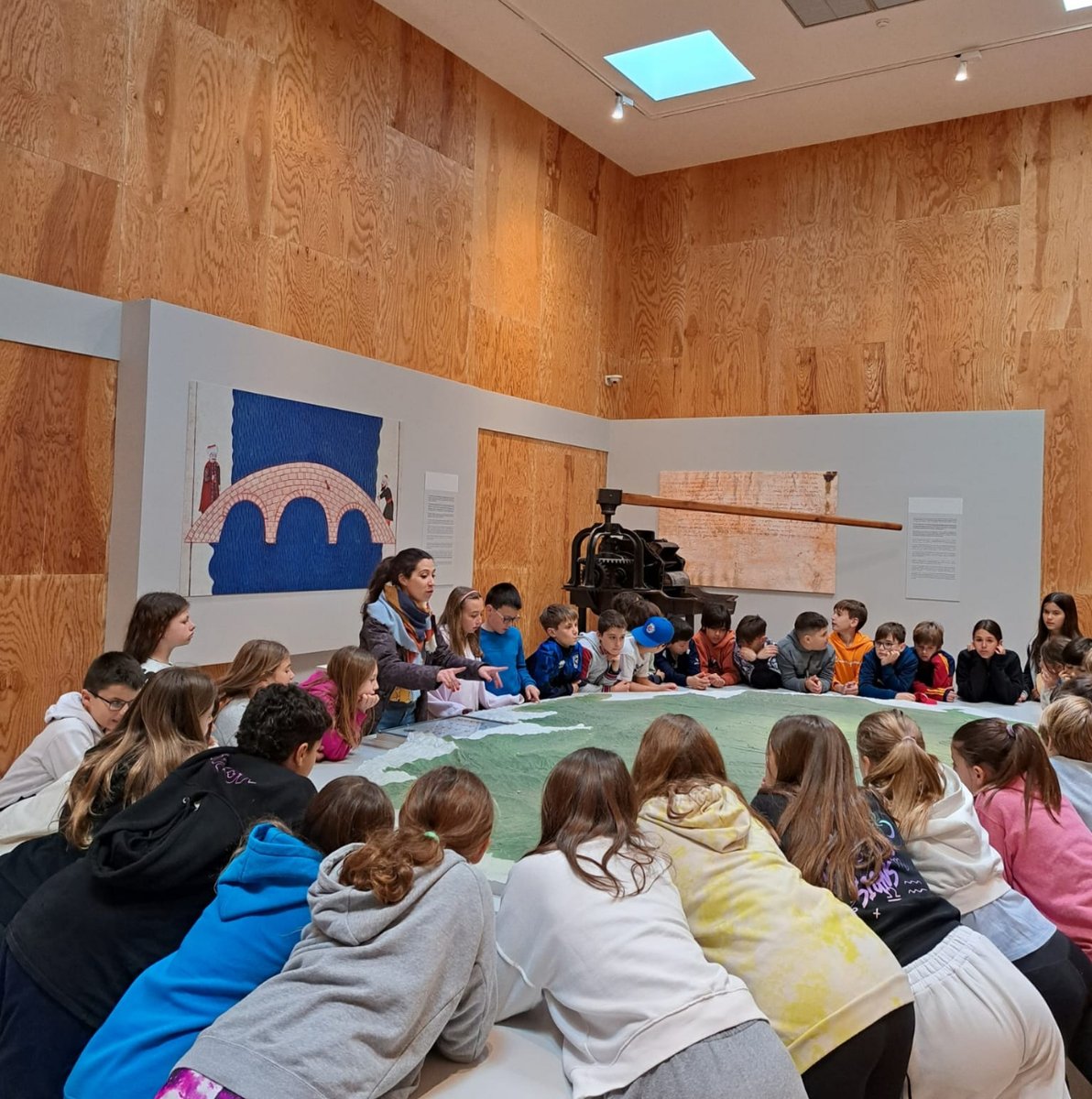aquagraria's tweet image. El grupo de niños/as del colegio @cpirosalesdelcanal nos visitó ayer para conocer la historia de Ejea y de nuestro museo.🚜🌾

#visitasguiadas #conociendoaragon #excursiónescolar #ejea #maquinariagrícola #historia