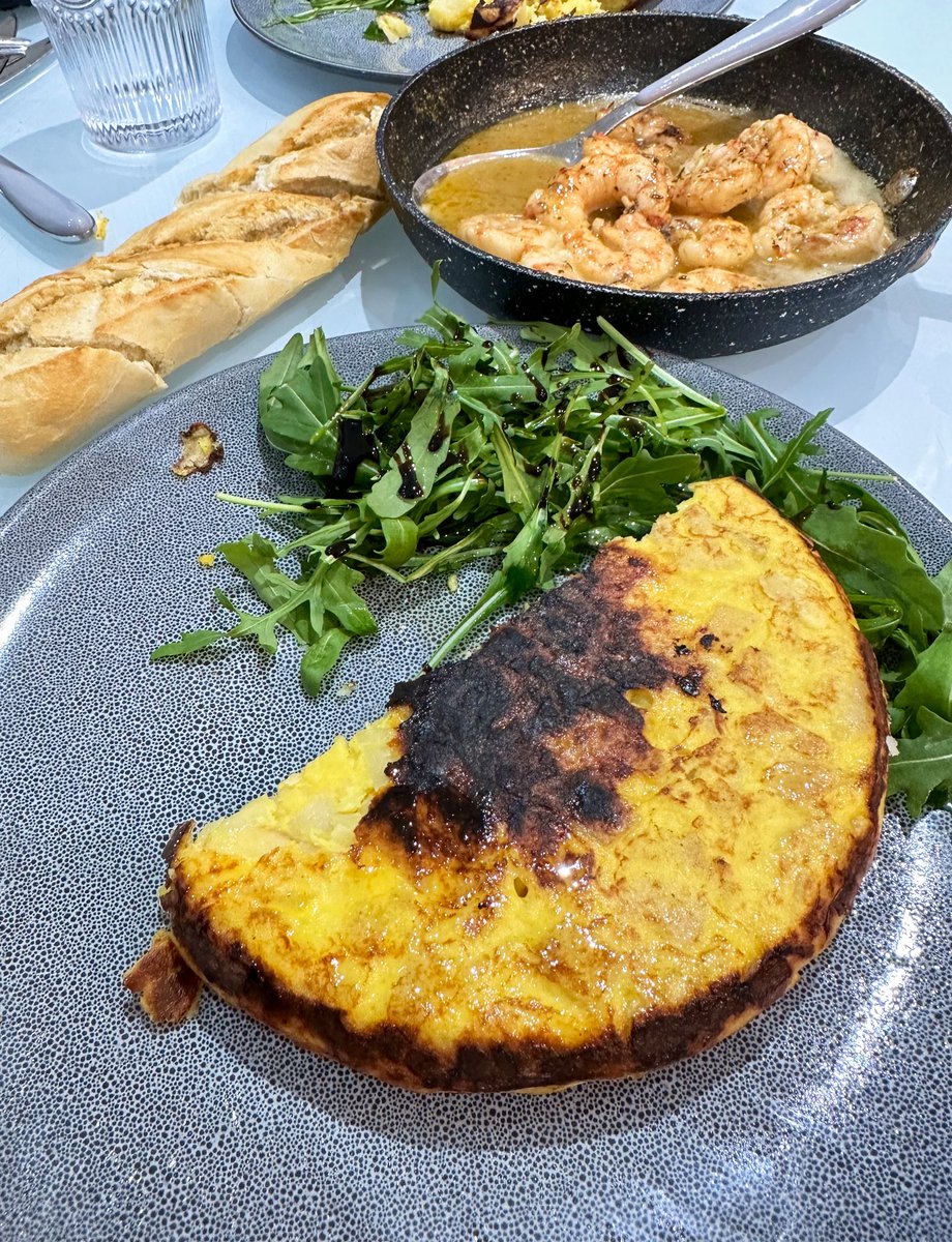 EssexPR's tweet photo. Slightly burnt the middle of my Spanish omelette, but added to the flavour..
Garlic prawns were off the chart.
🇪🇸 🥚 🥔 🍤 🧄 #ChefAdam https://t.co/phpjIfALQH