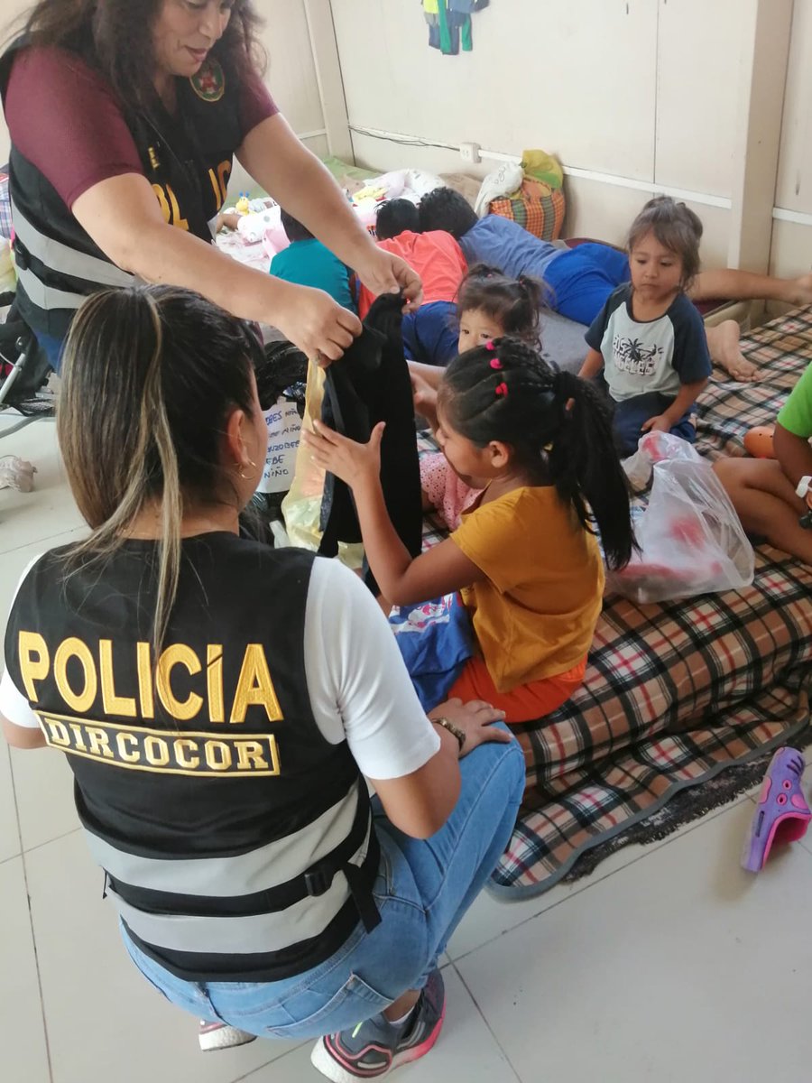 PoliciaPeru's tweet photo. #Lima 📷 | Efectivos de la Dirección Contra la Corrupción entregaron productos de primera necesidad y prendas de vestir a damnificados que se encuentran en la Comisaría de San Antonio de Jicamarca. #PolicíasDeVocación https://t.co/tiiU8VNqTm