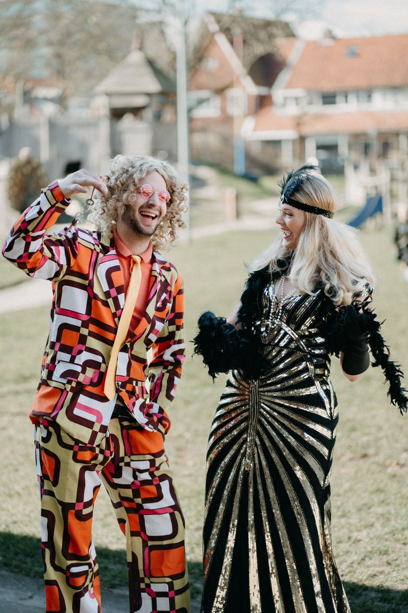 Wij organiseren binnenkort een themafeesie, en zoals je ziet, zijn wij alvast dik vet tevreden over onze outfits.