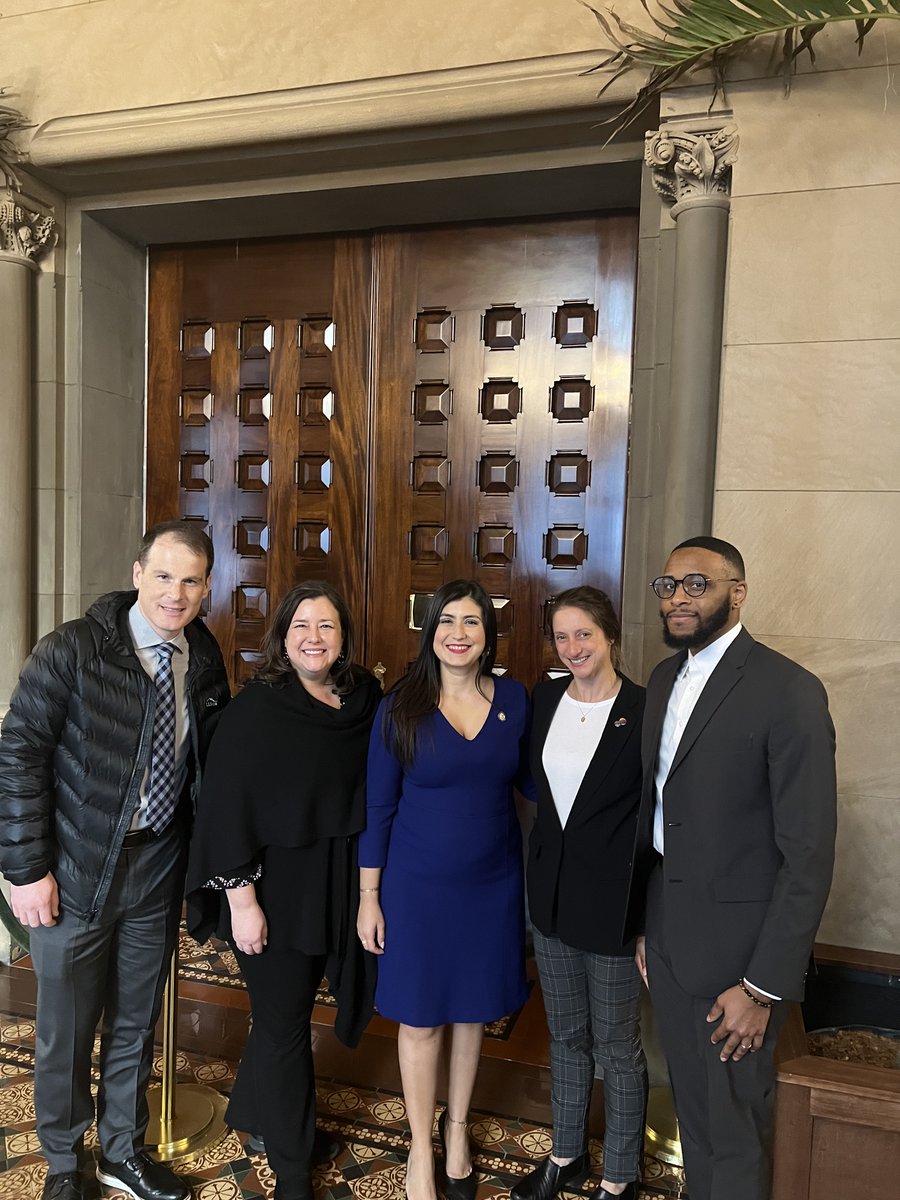 SAGAFTRANY's tweet photo. Thank you @NYSenate Deputy Leader @SenGianaris, @NYSenatorRamos and our NY ED @RebeccaDamonNYC for continuing the fight to increase #FilmedinNY union jobs. #GoodUnionJobs https://t.co/zQCW2bqgng