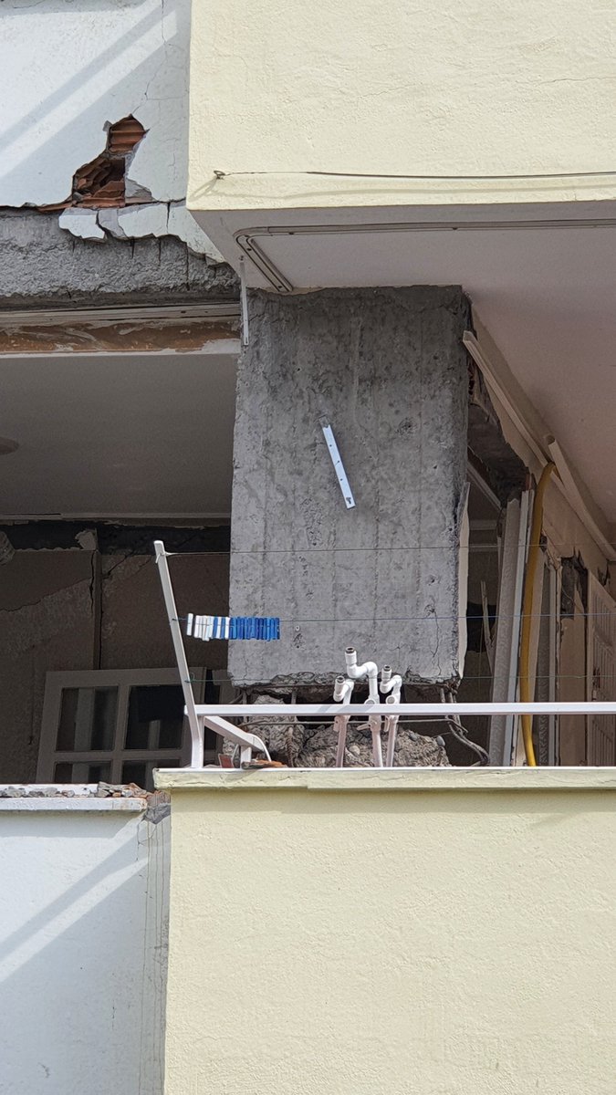 maykinsaat's tweet photo. Kısa kolon etkisi hafife alınamayacak kadar önemlidir. Bir çok binada gördüm. Çok iyi projecilere ihtiyaç var.. https://t.co/8SQ4X66xFv