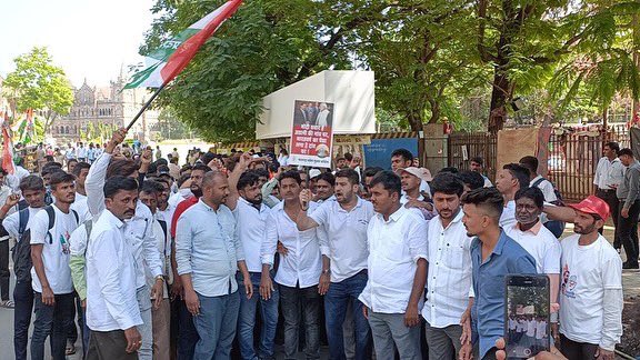 tauseef_iyc's tweet photo. महंगाई, OPS, Modani घोटाले में JPC जांच की मांग सहित महाराष्ट्र के किसानों से जुड़े मुद्दों को लेकर @IYCMaha और @IYC_Mumbai के सैंकड़ों कार्यकर्ताओं ने महाराष्ट्र विधानसभा का घेराव किया। https://t.co/Xezoq4V3oZ