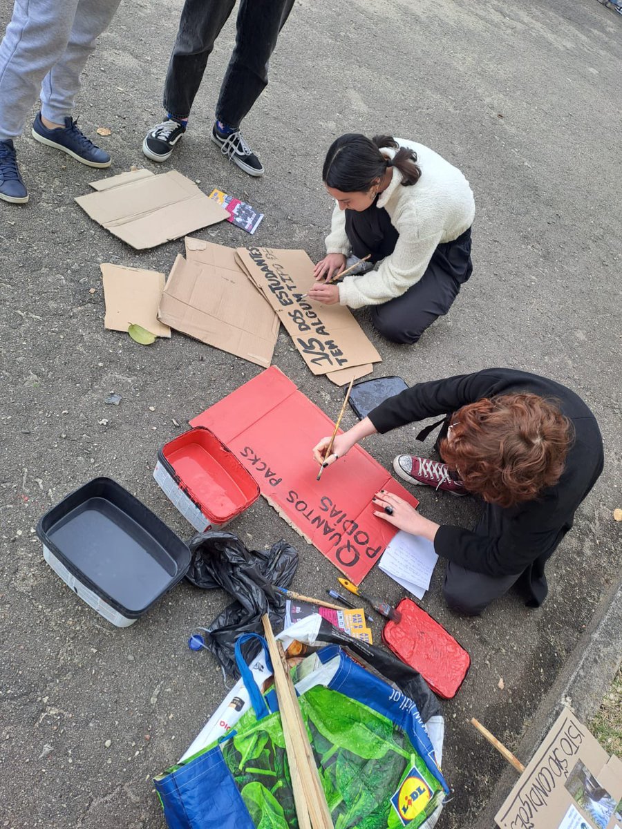 Oficina de cartazes na ESEC, em Coimbra. Amanhã junta-te à manifestação desde as cantinas azuis até à reitoria da UC!