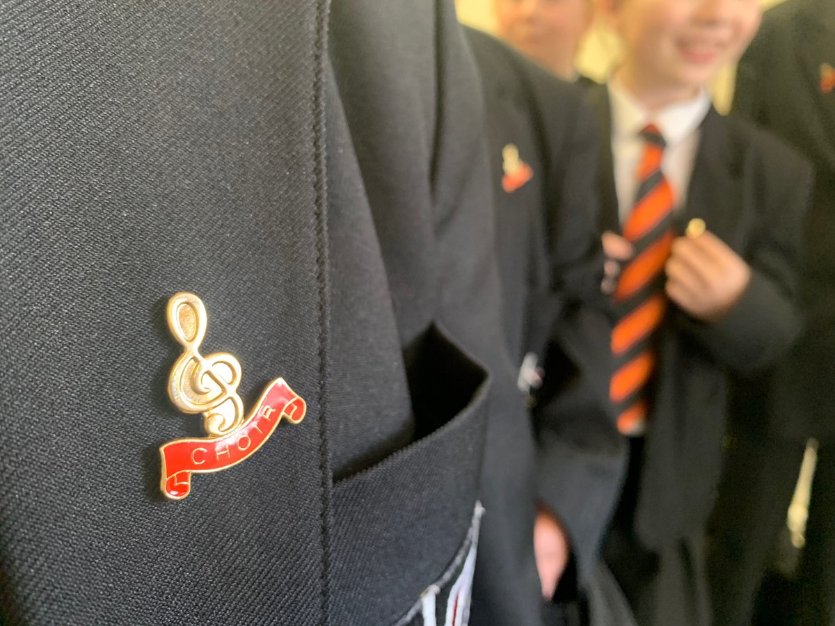 So fancy! Here are the choir showing off their new badges. Looking forward to showcasing some of their performances in the Summer term! #performingartsatCSH #NothingButTheBest 🎭