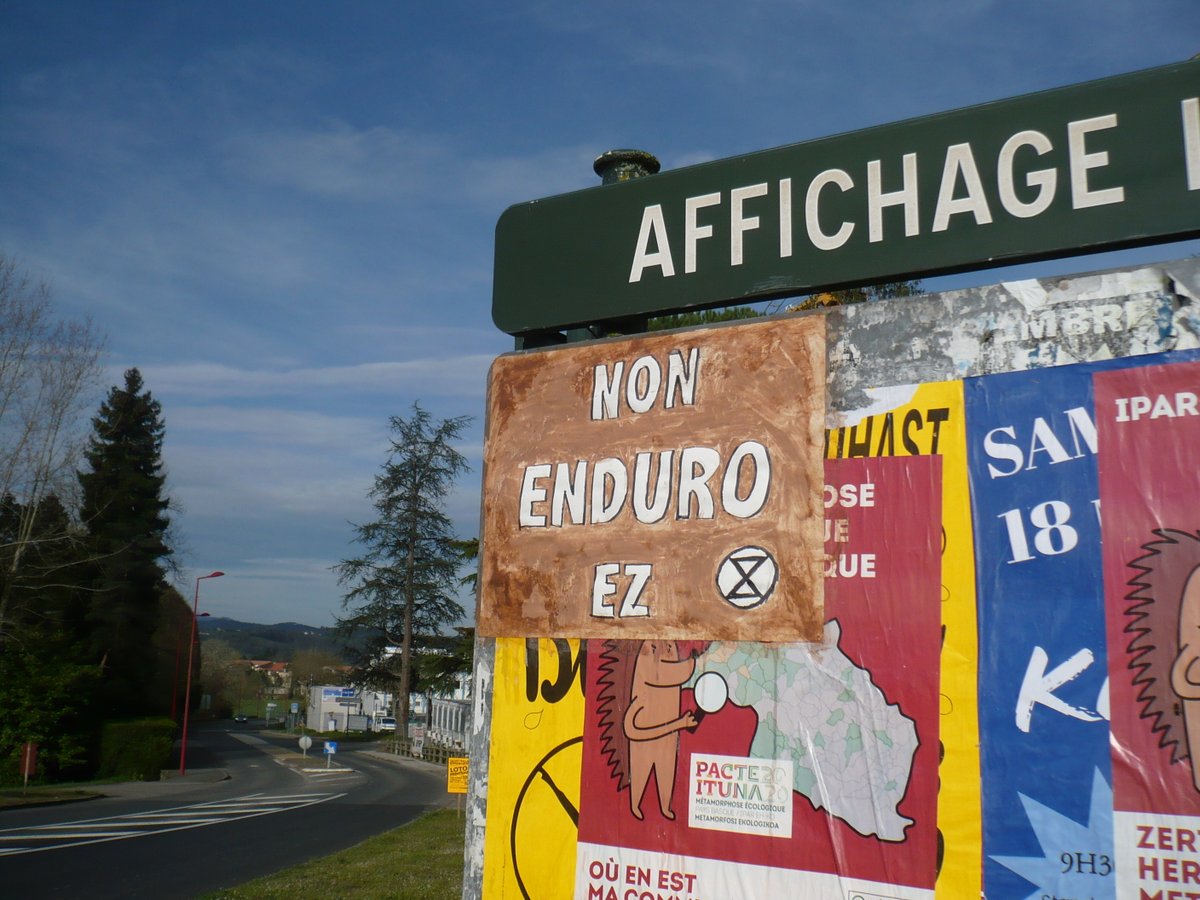 Affichage sur Saint Palais.
 Changer nos habitudes n’est plus un choix mais une nécessité.  
Les émissions de CO2 doivent être diminuées des façon drastique. 
L minime est déjà de supprimer toutes les émissions non indispensables, comme le loisir.