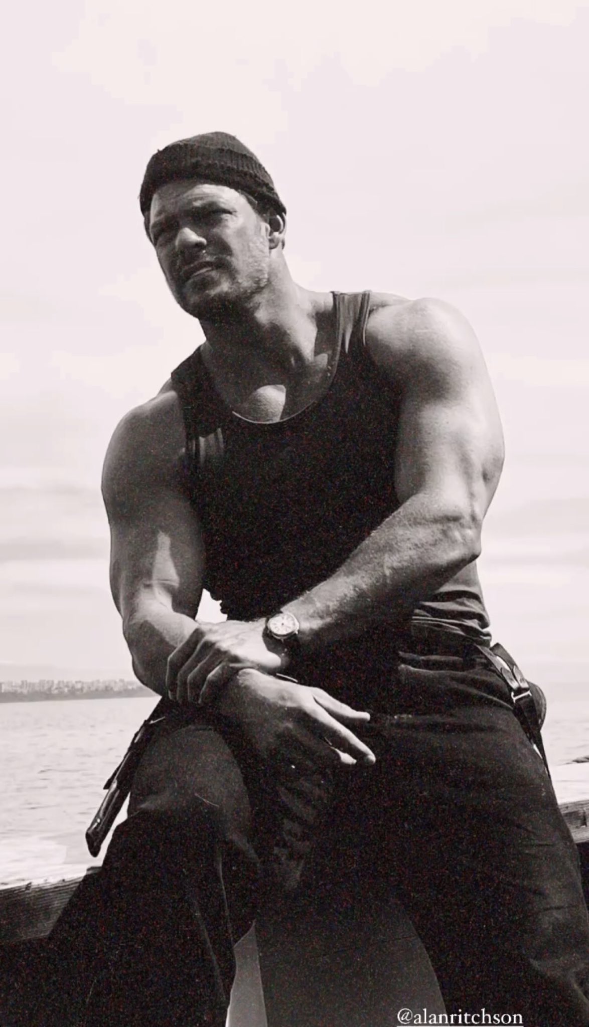 Alan Ritchson Updates on Twitter: "Alan Ritchson on the set of