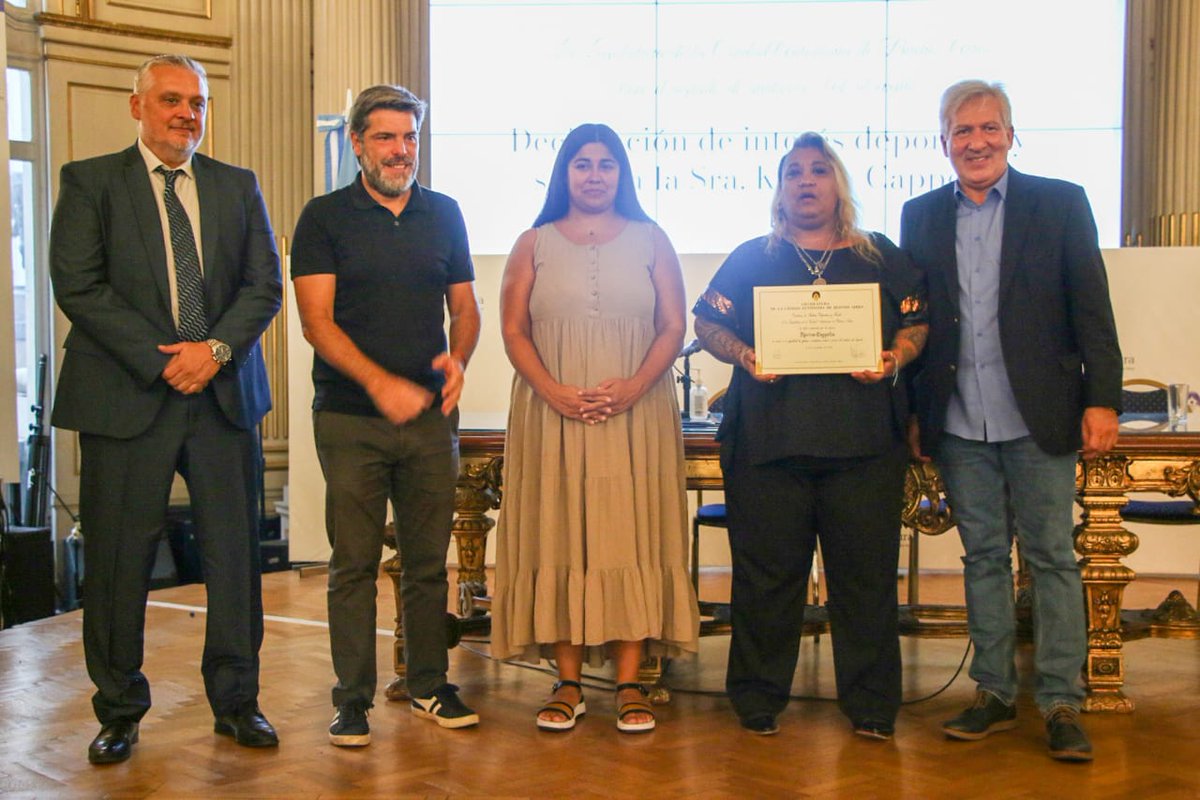 claudioaferreno's tweet photo. Participamos junto a @MaiaDaer del encuentro en el Salón Dorado de la @LegisCABA donde se  declaró de Interés Social a las actividades y acciones de la boxeadora Karina Cappella por su labor en torno a la igualdad de género e inclusión social a través del deporte. https://t.co/OGVUcAfrHl