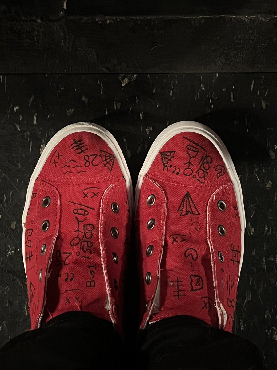 librarymouse22's tweet photo. Doing things the Tommo way today 😉
@Louis_Tomlinson let’s do this 🤘 #AllOfThoseVoices #HappyLouisDay https://t.co/0szbVY7Me9