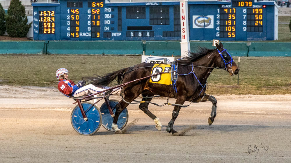 burke_foto's tweet photo. Turns out SLEEPING SINGLE may have its benefits.  Jim Morrill Jr notches his second of the evening at Buffalo, this time it's in the third where Jim's minding the lines for trainer/owner Lee Dahn.

#harnessracing @BuffaloRaceway https://t.co/DIJSV0V2Tq