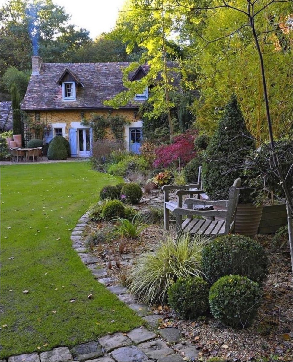 This charming yard gives a cozy feeling

#gardening #gardenstyle