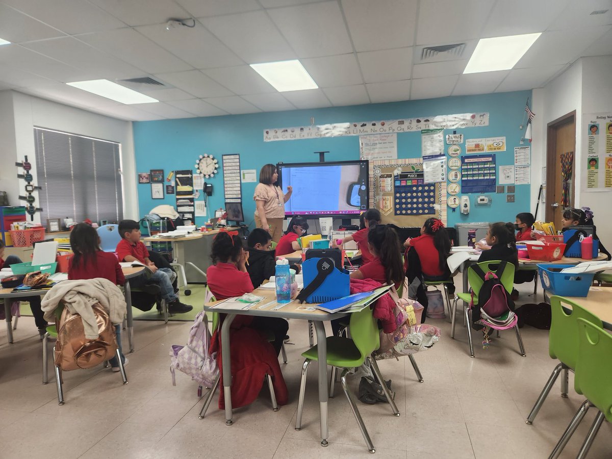 KSchulte_TISD's tweet photo. Ms. Garcia explicitly teaching  the read-draw-write approach as students follow along and engage with their groups. #Eureka #HQIM #TISDSTRONG https://t.co/8VVkutkHGF