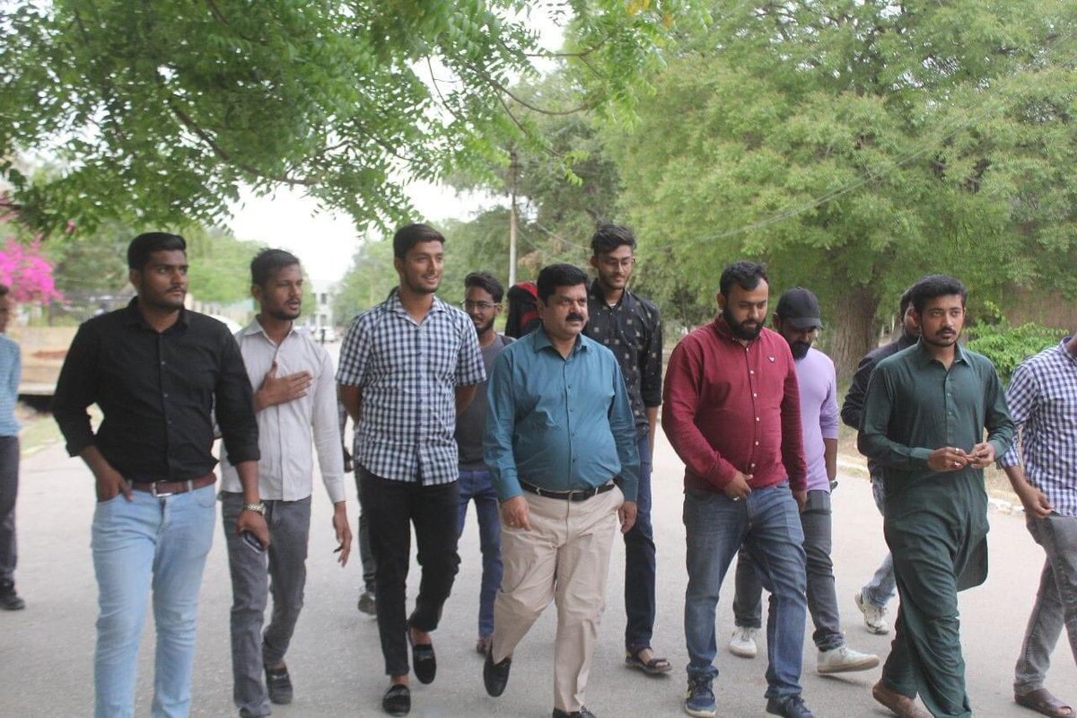 UOKAPMSO's tweet photo. ایڈمنسٹریٹر ضلع شرقی سید شکیل احمد بھائی نے آج جامعہ کراچی اور بالخصوص آرٹس لابی کا دورہ کیا اس موقع پر سیکٹر آرگنائزر نبیل قاضی بھائی و اراکین کمیٹی کارکنان کے ہمراہ موجود تھے https://t.co/nAhrHMMvCe