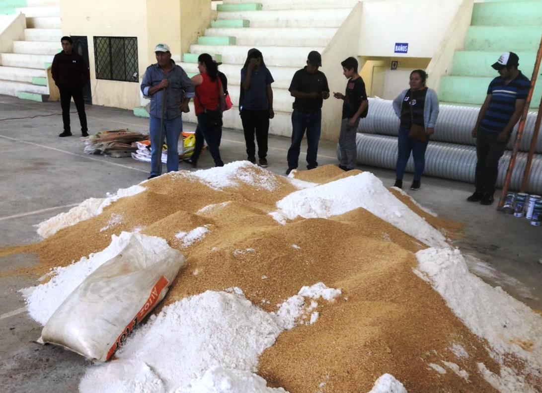 #Loja | En la parroquia Changaimina, del cantón #Gonzanamá, productores ganaderos participan en la elaboración de ocho toneladas de sales proteicas, actividad que cuenta con el aporte de económico del GAD Parroquial y los productores. Y la asesoría técnica del Personal del #MAG.