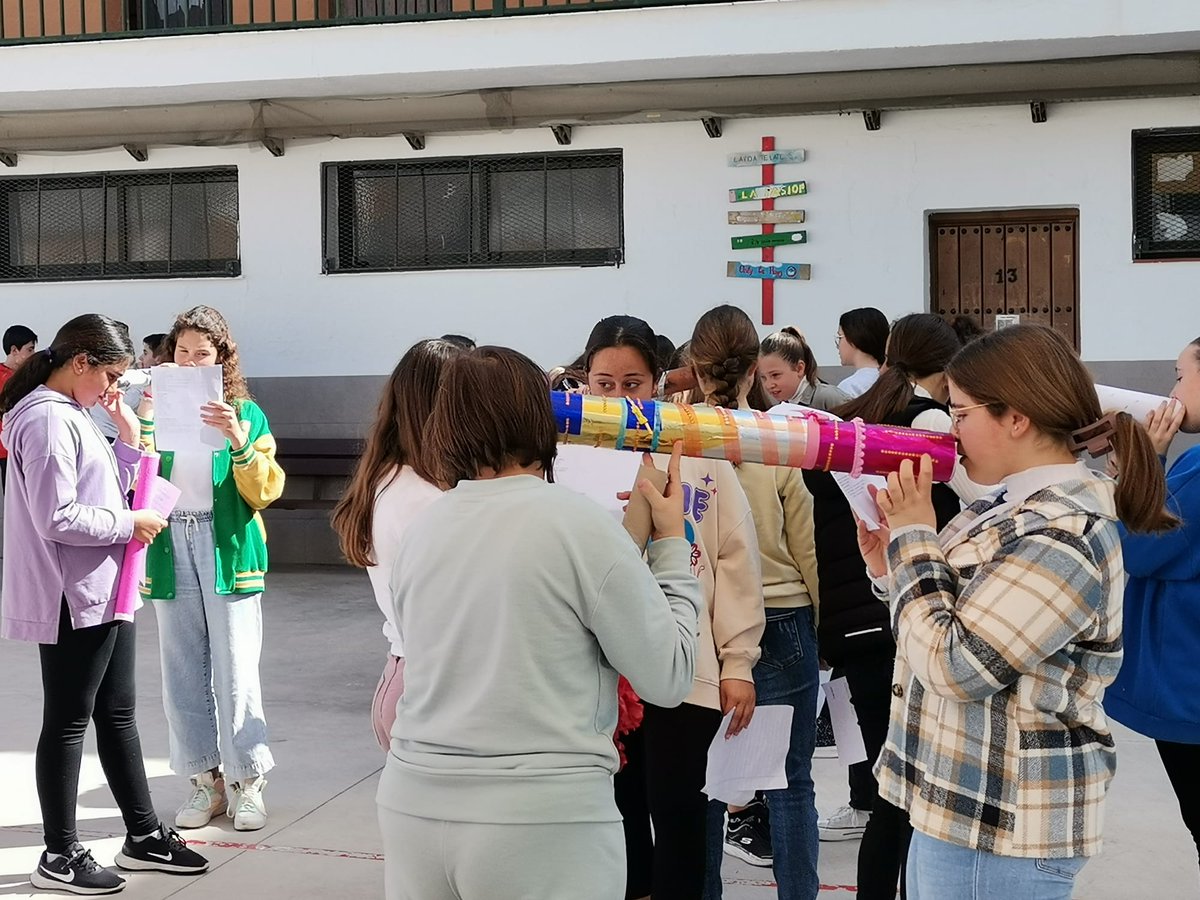 IESSierraJorge's tweet photo. Alumnos y alumnas del IES Sierra de San Jorge visitan el CEIP López Mayor para "susurrar" poesías. Actividad enmarcada dentro del programa de tránsito, celebrada con motivo del Día de la Poesía. https://t.co/w3gnnD6tHT