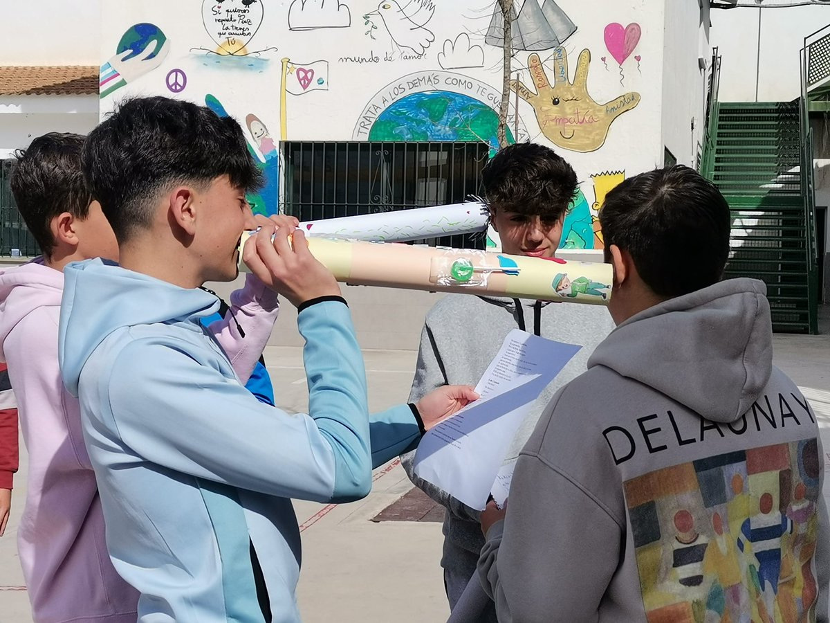 IESSierraJorge's tweet photo. Alumnos y alumnas del IES Sierra de San Jorge visitan el CEIP López Mayor para "susurrar" poesías. Actividad enmarcada dentro del programa de tránsito, celebrada con motivo del Día de la Poesía. https://t.co/w3gnnD6tHT