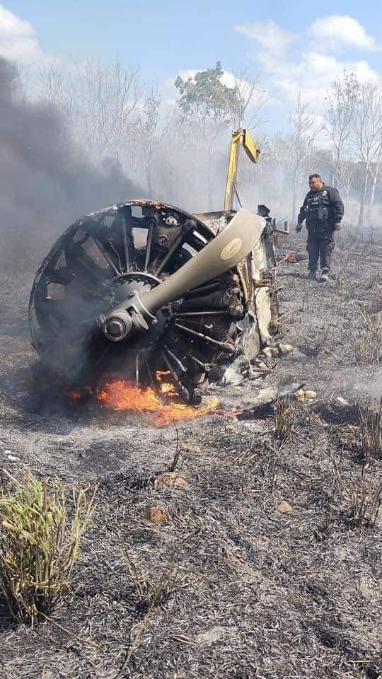 fernandamexia's tweet photo. Así quedó una avioneta de fumigación en #Champotón Campeche. El piloto aterrizó de emergencia cuando vio que ésta se incendiaba y logró salir con vida. 

Más información hoy en #adn40enPenínsula
@Azteca_Campeche @AztecaQRoo  @AztecaYucatan https://t.co/0JFU4buwgP