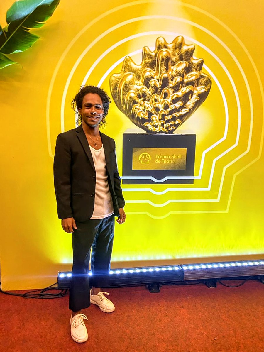 Jonathanojoe's tweet photo. Ahhh, nem ficou tao bonita a foto. Mas tá registrada minha primeira participação nessa cerimônia incrível de celebração ao Teatro do RJ e SP. Nossa energia pra fazer cultura reconhecida pelo #premioshell viva a Arte desse país! https://t.co/qRyxPMYvIo